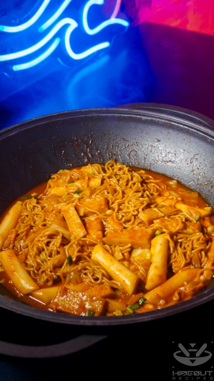 A large cast-iron wok filled with finished Rabokki.